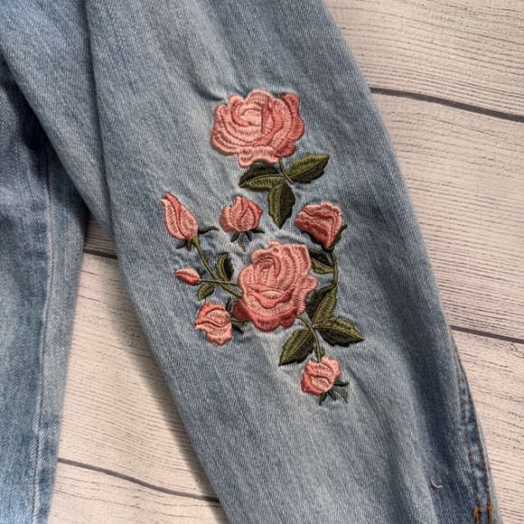 Guess Floral Embroidered Rose Denim Jacket Light Wash Trucker Boho Size Medium - Picture 5 of 11
